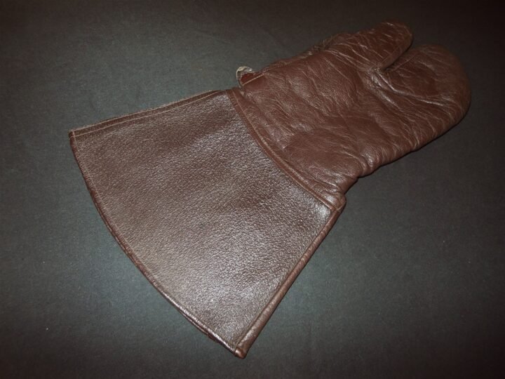 WW2 German Luftwaffe Fliegerhandschuhe – LEATHER TRIGGER MITTENS – NICE! — image 7