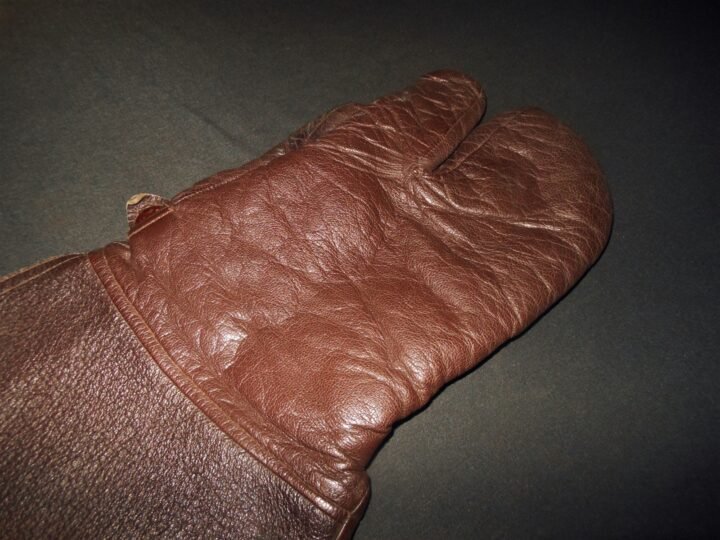 WW2 German Luftwaffe Fliegerhandschuhe – LEATHER TRIGGER MITTENS – NICE! — image 9