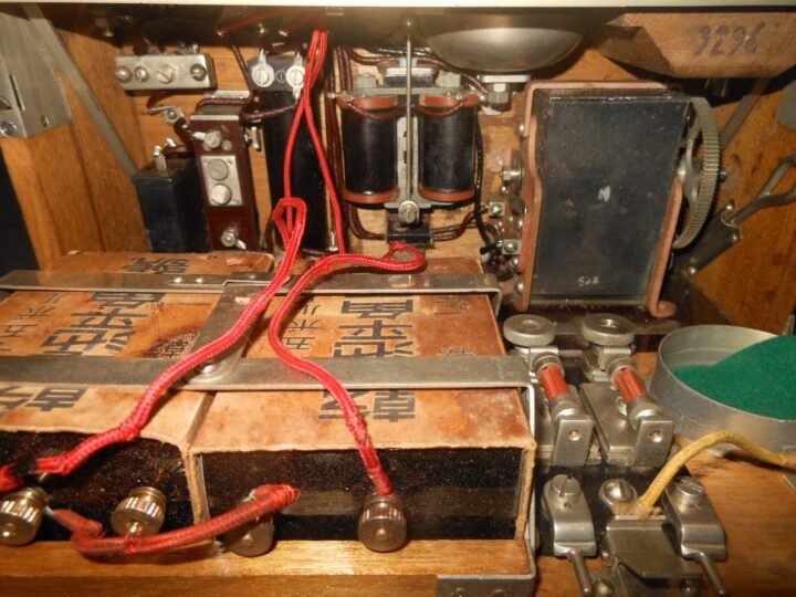 WW2 Imperial Japanese Army – TYPE 92 FIELD / TRENCH PHONE & LEATHER CASE – RARE! — image 16