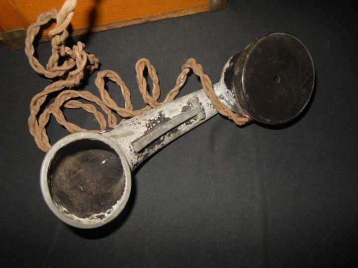 WW2 Imperial Japanese Navy – TYPE 2 TRENCH / FIELD TELEPHONE & CASE – RARE! — image 3