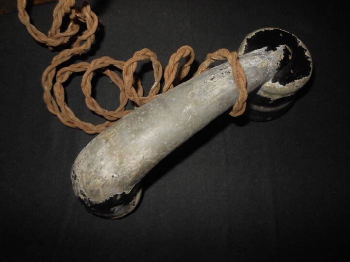 WW2 Imperial Japanese Navy – TYPE 2 TRENCH / FIELD TELEPHONE & CASE – RARE! — image 4