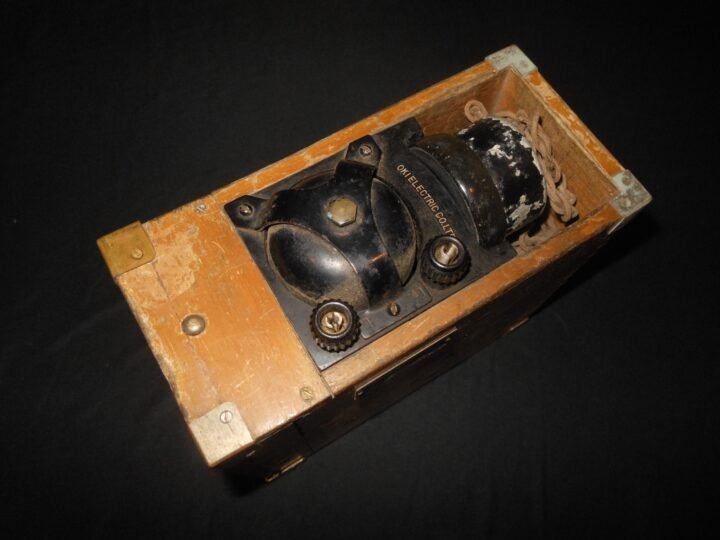 WW2 Imperial Japanese Navy – TYPE 2 TRENCH / FIELD TELEPHONE & CASE – RARE! — image 5