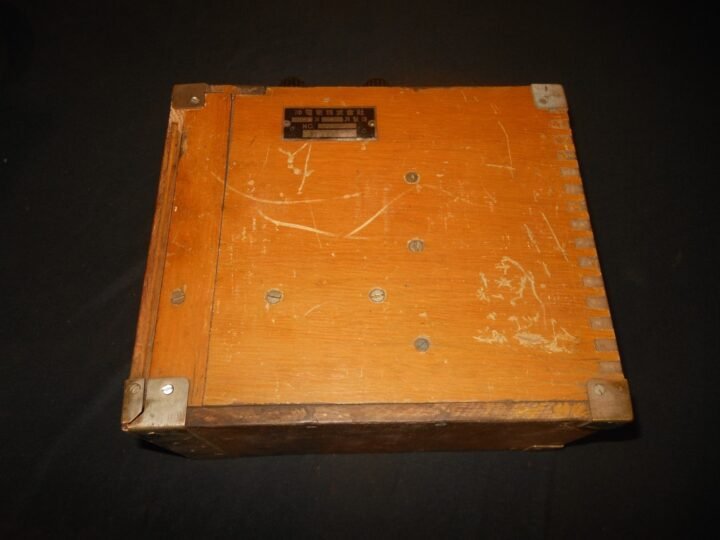 WW2 Imperial Japanese Navy – TYPE 2 TRENCH / FIELD TELEPHONE & CASE – RARE! — image 7