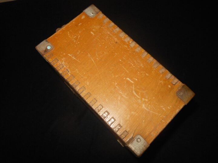 WW2 Imperial Japanese Navy – TYPE 2 TRENCH / FIELD TELEPHONE & CASE – RARE! — image 9