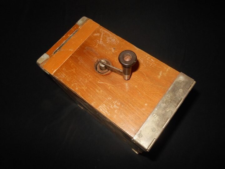 WW2 Imperial Japanese Navy – TYPE 2 TRENCH / FIELD TELEPHONE & CASE – RARE! — image 10