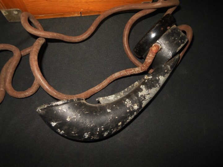 WW2 Imperial Japanese Navy – TYPE 2 TRENCH / FIELD TELEPHONE & CASE – RARE! — image 2