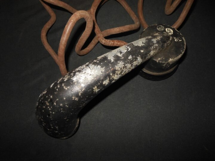 WW2 Imperial Japanese Navy – TYPE 2 TRENCH / FIELD TELEPHONE & CASE – RARE! — image 4