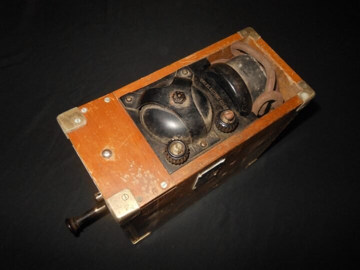 WW2 Imperial Japanese Navy – TYPE 2 TRENCH / FIELD TELEPHONE & CASE – RARE! — image 6