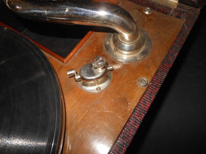 WW2 German Wehrmacht Koffergrammophon – PORTABLE RECORD PLAYER & RECORDS – VERY NICE! — image 10