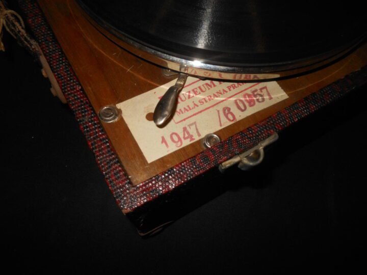 WW2 German Wehrmacht Koffergrammophon – PORTABLE RECORD PLAYER & RECORDS – VERY NICE! — image 12