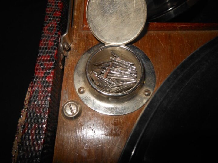 WW2 German Wehrmacht Koffergrammophon – PORTABLE RECORD PLAYER & RECORDS – VERY NICE! — image 13
