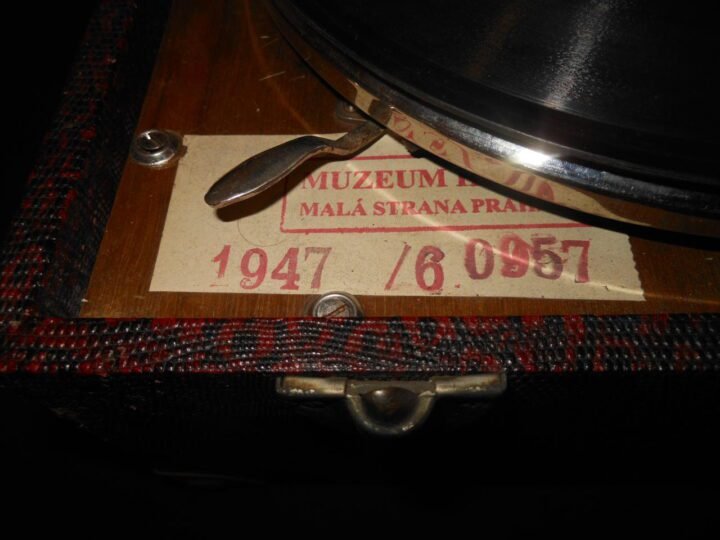 WW2 German Wehrmacht Koffergrammophon – PORTABLE RECORD PLAYER & RECORDS – VERY NICE! — image 17