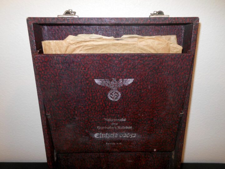 WW2 German Wehrmacht Koffergrammophon – PORTABLE RECORD PLAYER & RECORDS – VERY NICE! — image 19