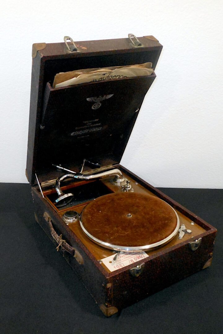 WW2 German Wehrmacht Koffergrammophon – PORTABLE RECORD PLAYER & RECORDS – VERY NICE! — image 2