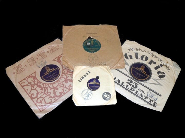 WW2 German Wehrmacht Koffergrammophon – PORTABLE RECORD PLAYER & RECORDS – VERY NICE! — image 26