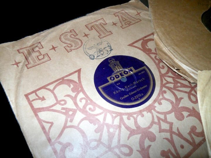 WW2 German Wehrmacht Koffergrammophon – PORTABLE RECORD PLAYER & RECORDS – VERY NICE! — image 27