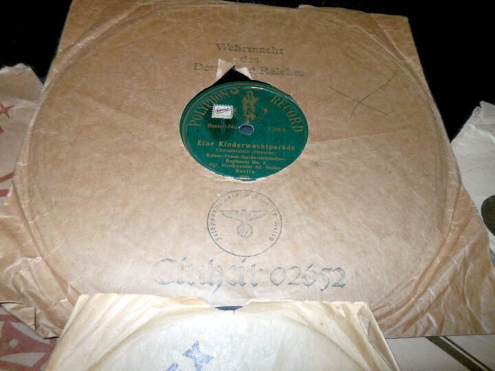 WW2 German Wehrmacht Koffergrammophon – PORTABLE RECORD PLAYER & RECORDS – VERY NICE! — image 29