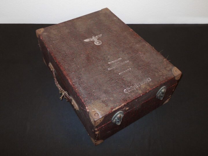 WW2 German Wehrmacht Koffergrammophon – PORTABLE RECORD PLAYER & RECORDS – VERY NICE! — image 3