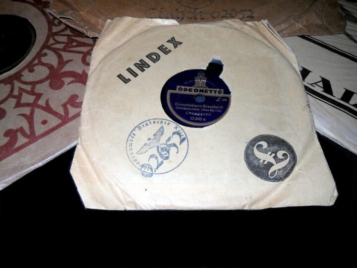 WW2 German Wehrmacht Koffergrammophon – PORTABLE RECORD PLAYER & RECORDS – VERY NICE! — image 30