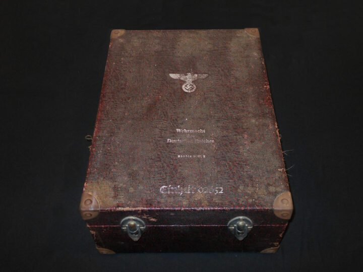 WW2 German Wehrmacht Koffergrammophon – PORTABLE RECORD PLAYER & RECORDS – VERY NICE! — image 4