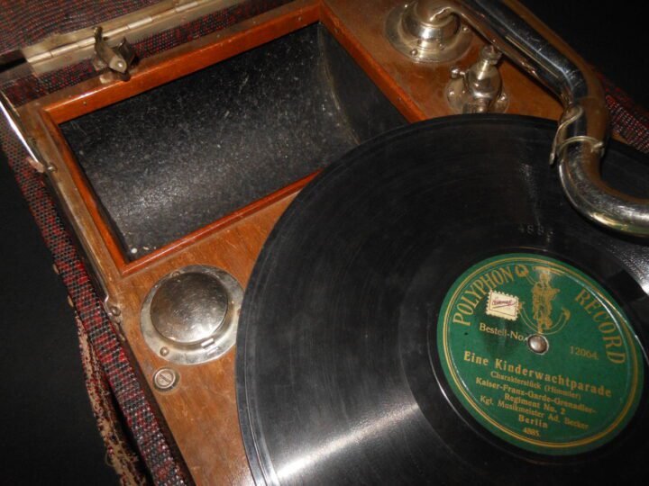 WW2 German Wehrmacht Koffergrammophon – PORTABLE RECORD PLAYER & RECORDS – VERY NICE! — image 7