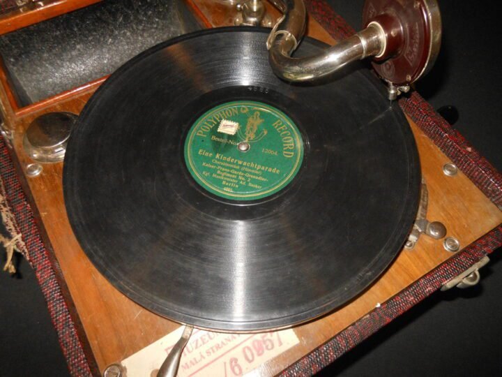 WW2 German Wehrmacht Koffergrammophon – PORTABLE RECORD PLAYER & RECORDS – VERY NICE! — image 8
