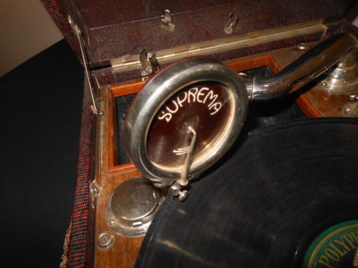 WW2 German Wehrmacht Koffergrammophon – PORTABLE RECORD PLAYER & RECORDS – VERY NICE! — image 9