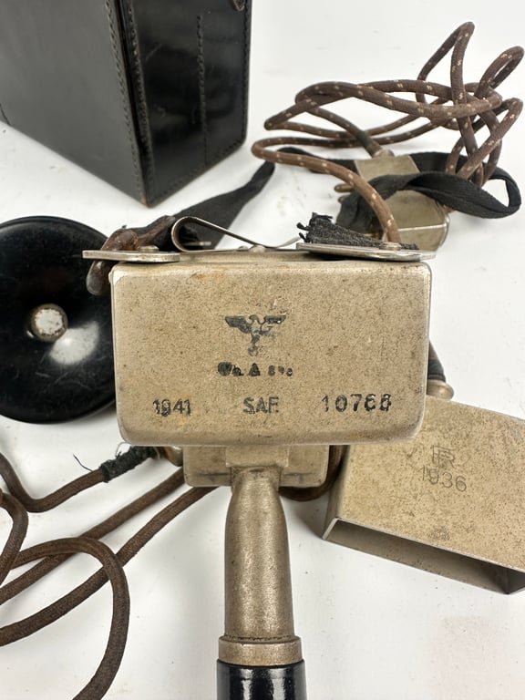 Wehrmacht Brustmikrofon 33 in Original Pouch. — image 3