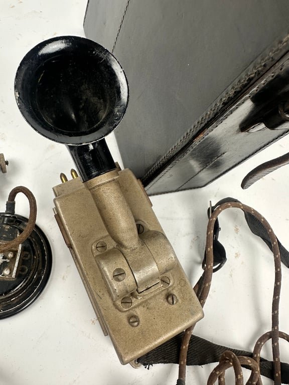 Wehrmacht Brustmikrofon 33 in Original Pouch. — image 4