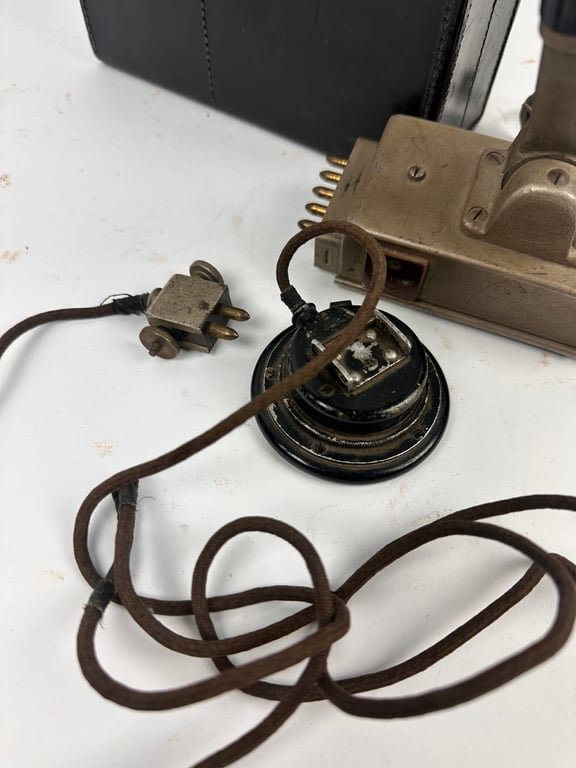 Wehrmacht Brustmikrofon 33 in Original Pouch. — image 5