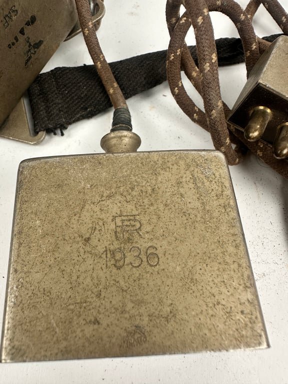 Wehrmacht Brustmikrofon 33 in Original Pouch. — image 6