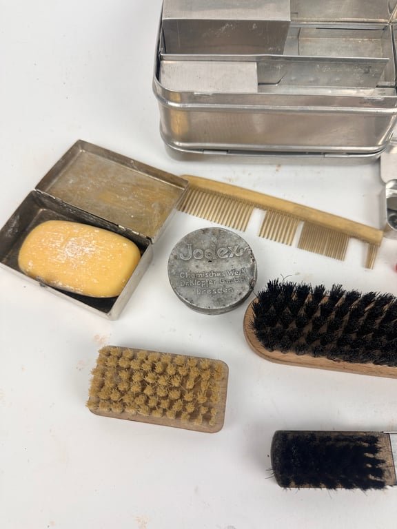 Original Wehrmacht Personal 'Mica' Kit' (Soldaten Wirtschaftskasten) — image 3