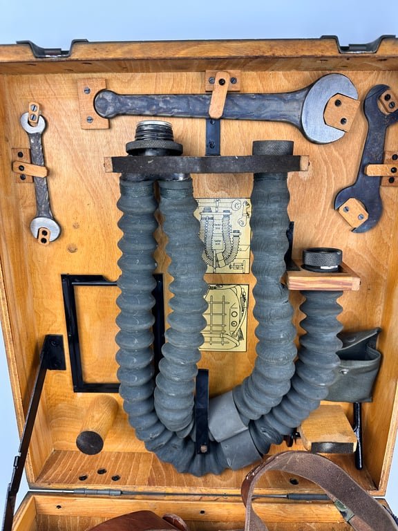 Wehrmacht 'Heeres-Atmer ' oxygen breathing apparatus in case — image 2