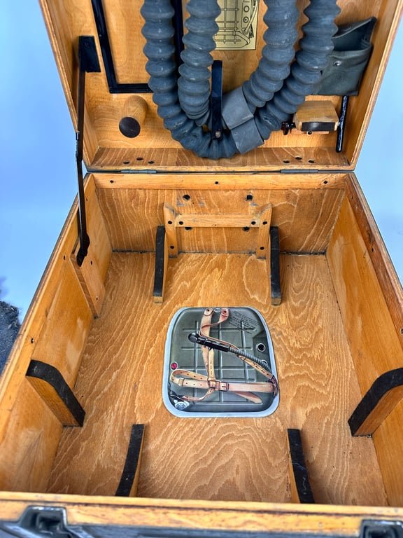 Wehrmacht 'Heeres-Atmer ' oxygen breathing apparatus in case — image 4