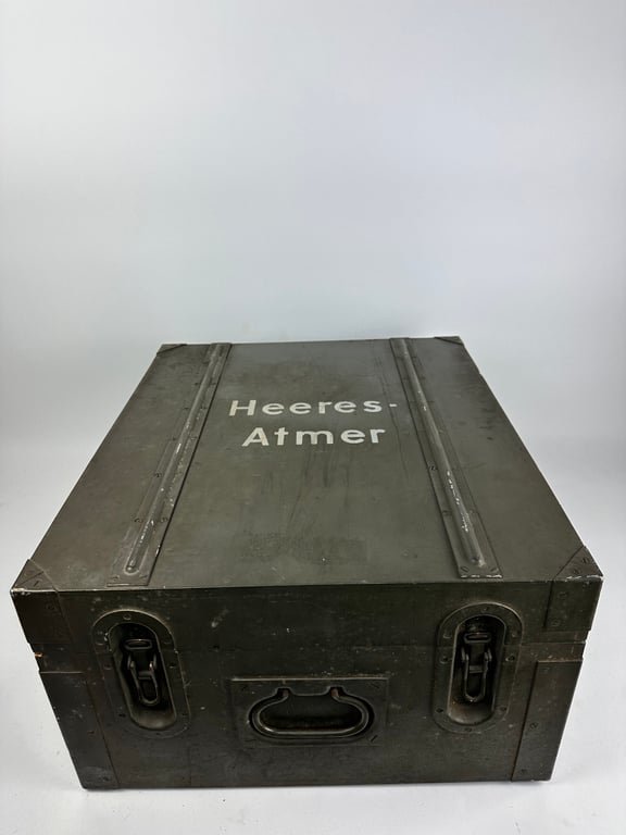 Wehrmacht 'Heeres-Atmer ' oxygen breathing apparatus in case — image 5