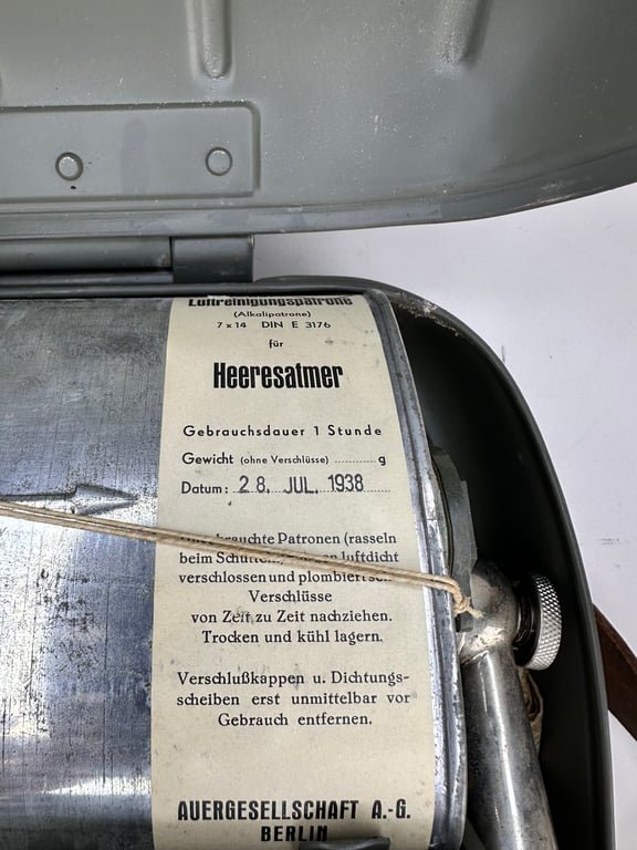 Wehrmacht 'Heeres-Atmer ' oxygen breathing apparatus in case — image 8