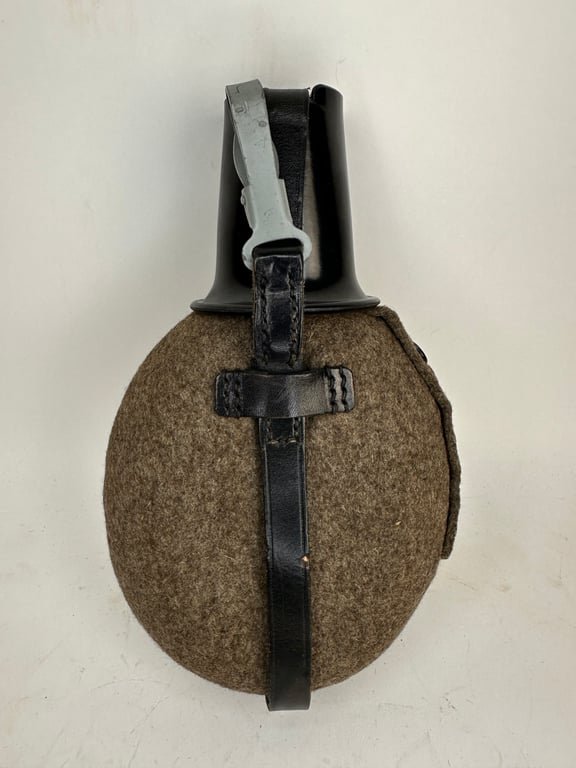 WW2 canteen 'G&CL 41' Bakelite cup — image 2