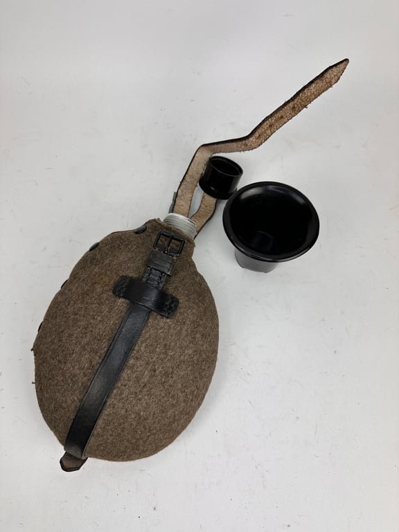 WW2 canteen 'G&CL 41' Bakelite cup — image 4