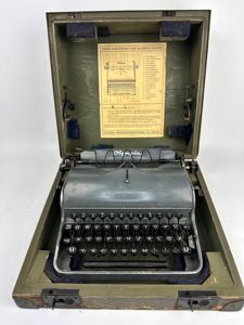 Waffen-SS typewriter 'Olympia'in norginal box