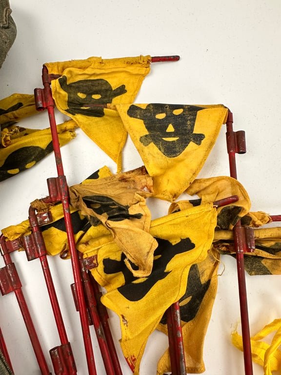 German WH Gas Warning Flag Set with Carrying Pouch — image 3