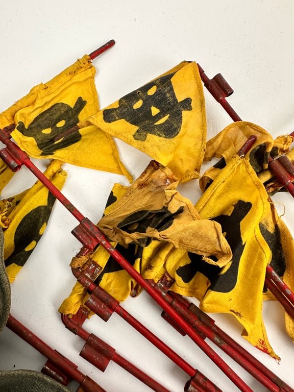 German WH Gas Warning Flag Set with Carrying Pouch — image 6