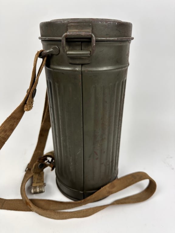 WW2 German gasmask with webbing straps 1940 — image 2