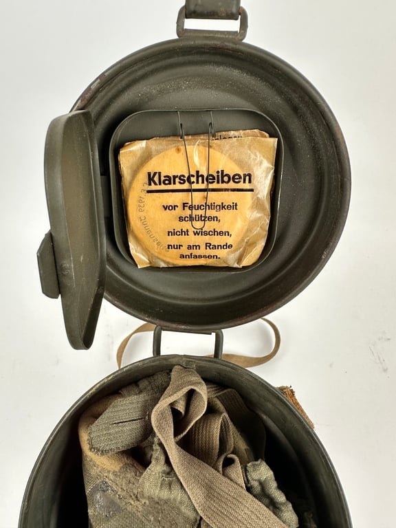 WW2 German gasmask with webbing straps 1940 — image 6