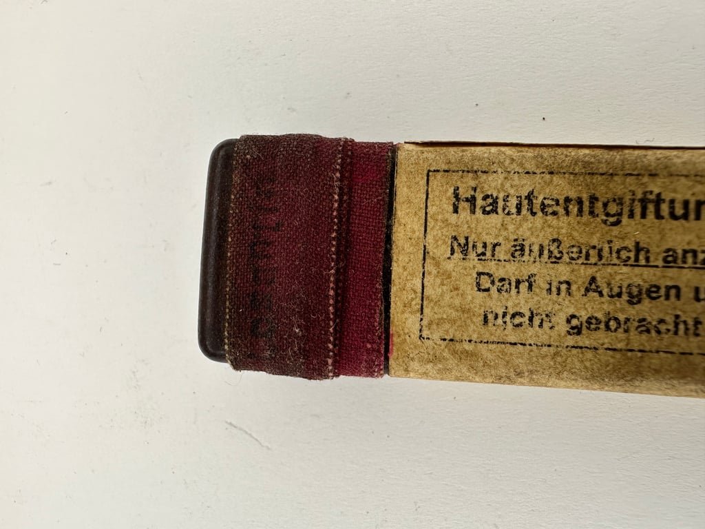 'HAUTENGIFTUNGSMITTEL'1940 — image 3