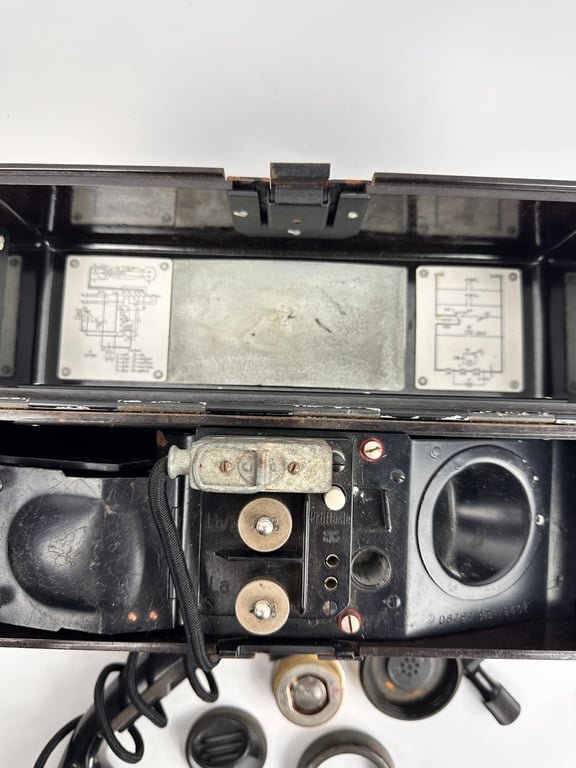 Nice original German WW2 FF33 Field Telephone (Feldfernsprecher 33) 'ded'1940 — image 3
