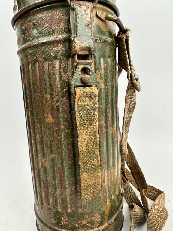 WW2 German 2 tone camo Gasmask canister. — image 2