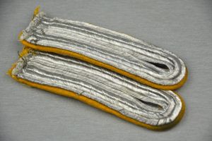 Luftwaffe flying personnel officer shoulder boards for Leutnant