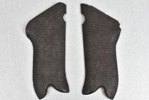 Wehrmacht P.08 Luger grips