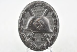 Black wound badge by Carl Wild '107'