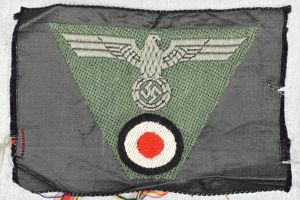 M43 army 'BeVo' trapezoid cap insignia